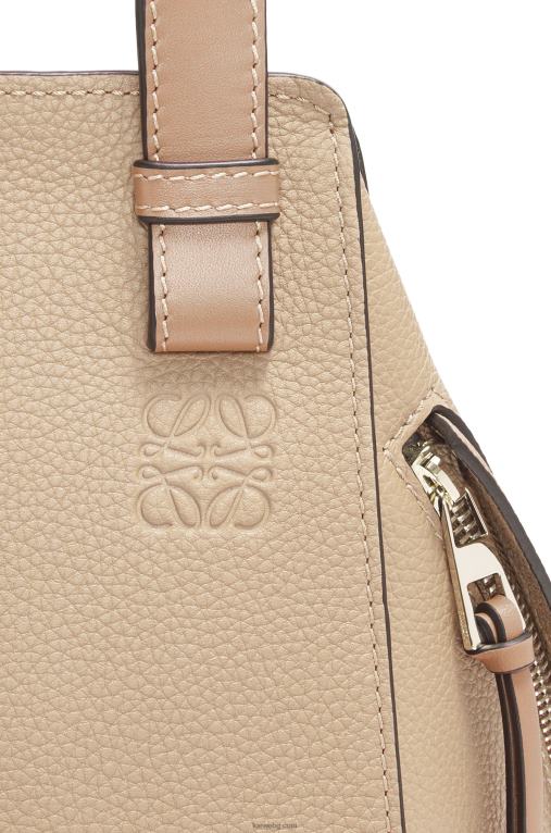 Loewe компактна чанта за хамак от мека зърнеста телешка кожа F84B8344 Жени пясък