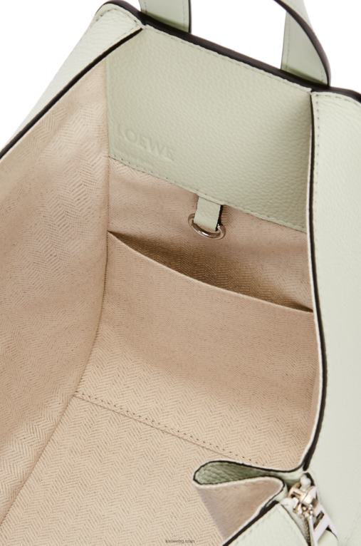 Loewe малка чанта за хамак от мека зърнеста телешка кожа F84B8370 Жени светъл селадон