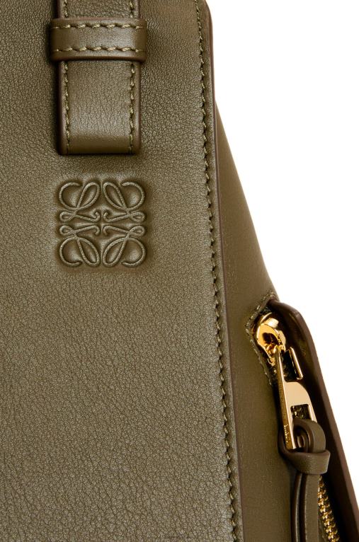 Loewe малка чанта за хамак от класическа телешка кожа F84B8371 Жени тъмно каки зелено