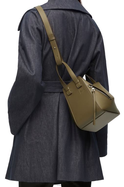 Loewe компактна чанта хамак от класическа телешка кожа F84B8372 Жени тъмно каки зелено