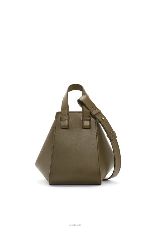 Loewe компактна чанта хамак от класическа телешка кожа F84B8372 Жени тъмно каки зелено