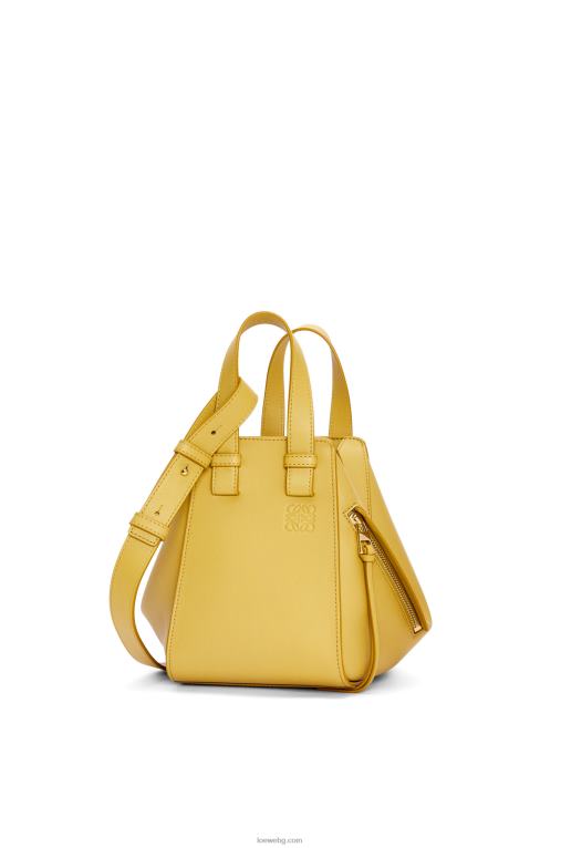 Loewe компактна чанта хамак от класическа телешка кожа F84B8373 Жени ярка охра