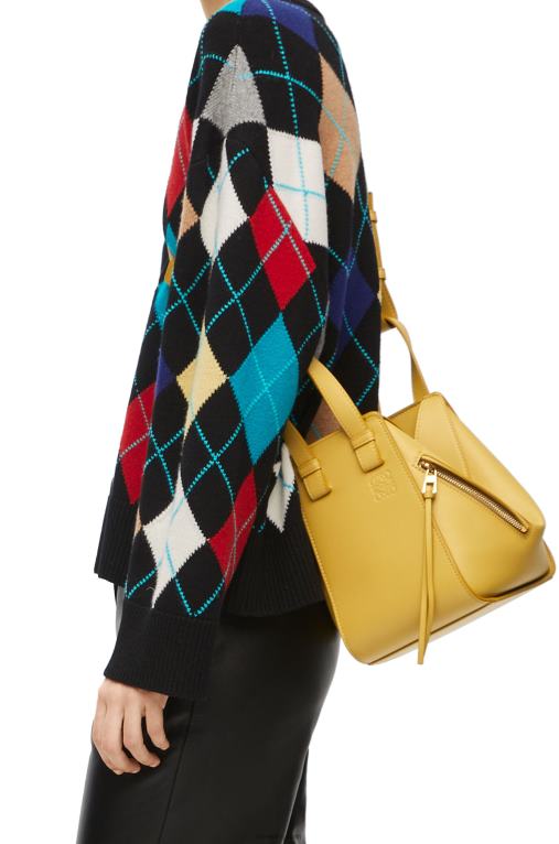 Loewe компактна чанта хамак от класическа телешка кожа F84B8373 Жени ярка охра