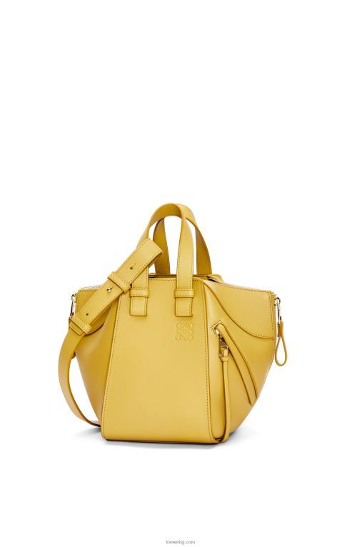 Loewe компактна чанта хамак от класическа телешка кожа F84B8373 Жени ярка охра