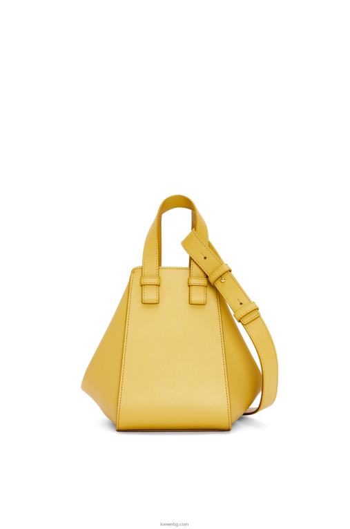 Loewe компактна чанта хамак от класическа телешка кожа F84B8373 Жени ярка охра