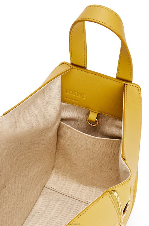 Loewe компактна чанта хамак от класическа телешка кожа F84B8373 Жени ярка охра