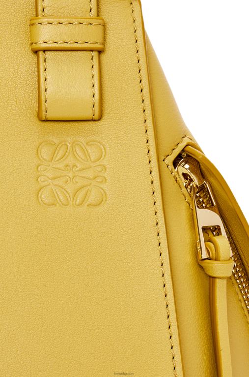 Loewe компактна чанта хамак от класическа телешка кожа F84B8373 Жени ярка охра