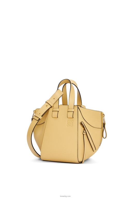 Loewe компактна чанта за хамак от мека зърнеста телешка кожа F84B8405 Жени тъмно масло