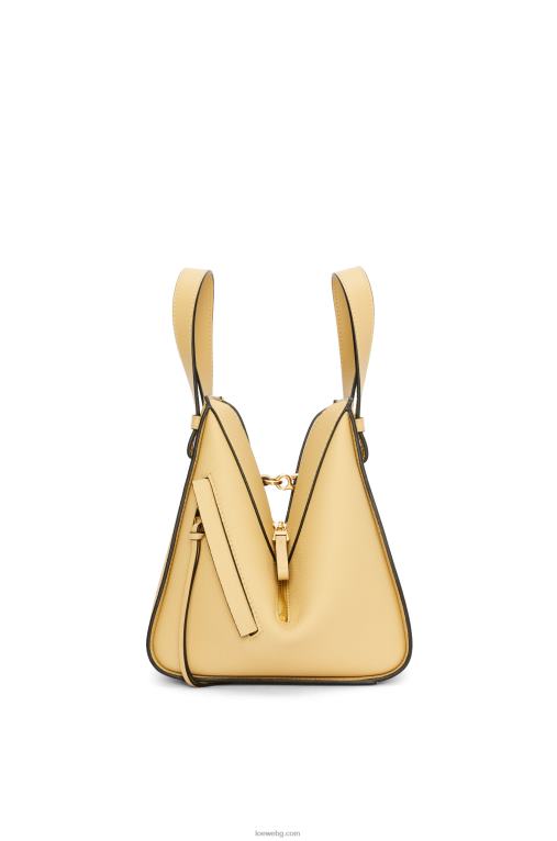 Loewe компактна чанта за хамак от мека зърнеста телешка кожа F84B8405 Жени тъмно масло