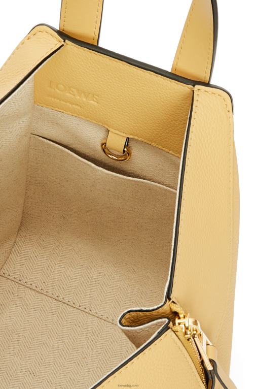 Loewe компактна чанта за хамак от мека зърнеста телешка кожа F84B8405 Жени тъмно масло