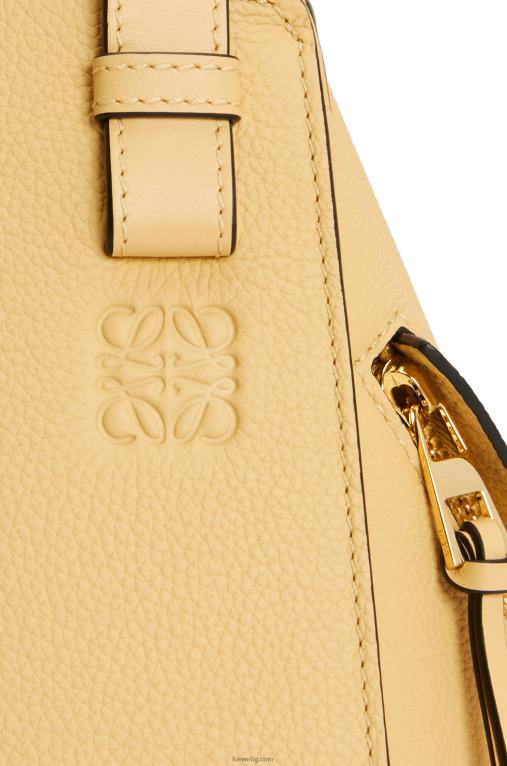 Loewe компактна чанта за хамак от мека зърнеста телешка кожа F84B8405 Жени тъмно масло