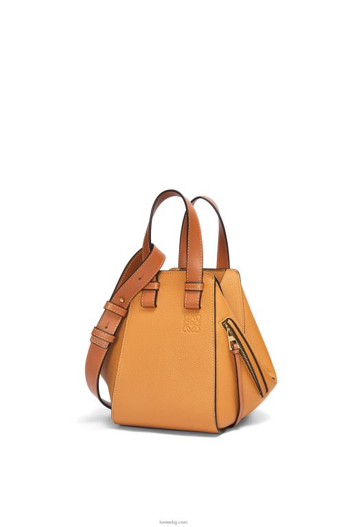 Loewe компактна чанта за хамак от мека зърнеста телешка кожа F84B8407 Жени лек карамел