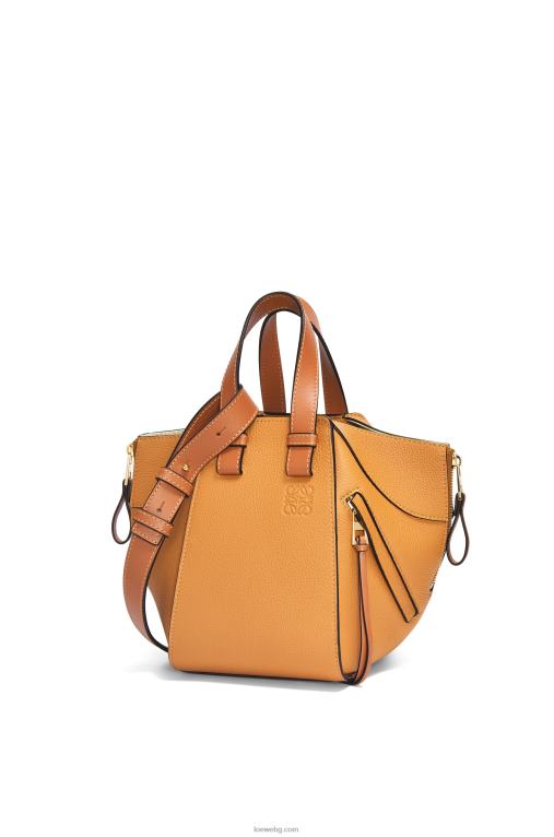 Loewe компактна чанта за хамак от мека зърнеста телешка кожа F84B8407 Жени лек карамел
