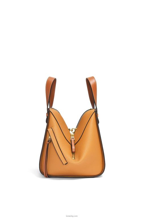 Loewe компактна чанта за хамак от мека зърнеста телешка кожа F84B8407 Жени лек карамел