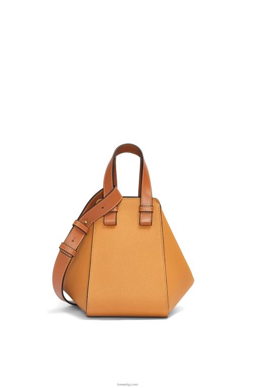 Loewe компактна чанта за хамак от мека зърнеста телешка кожа F84B8407 Жени лек карамел
