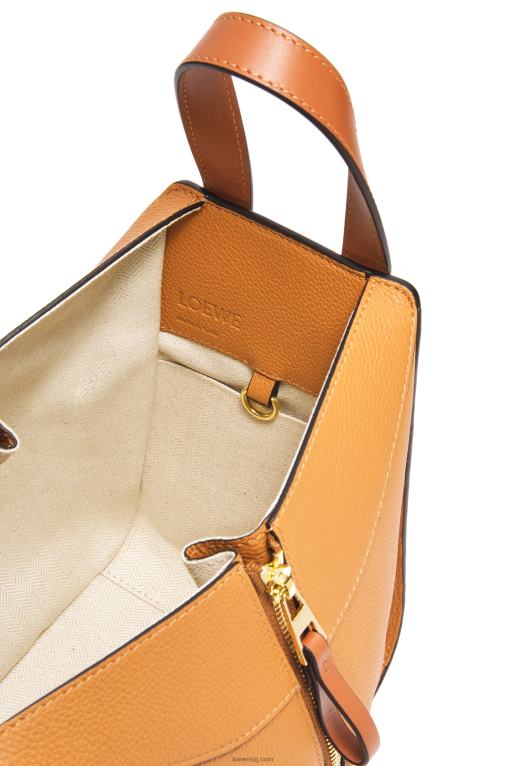 Loewe компактна чанта за хамак от мека зърнеста телешка кожа F84B8407 Жени лек карамел