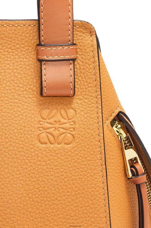 Loewe компактна чанта за хамак от мека зърнеста телешка кожа F84B8407 Жени лек карамел