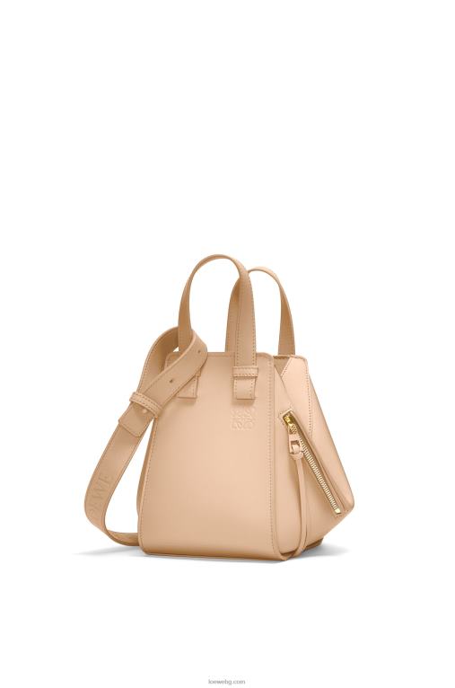 Loewe компактна чанта за хамак от сатенирана телешка кожа F84B8432 Жени голо