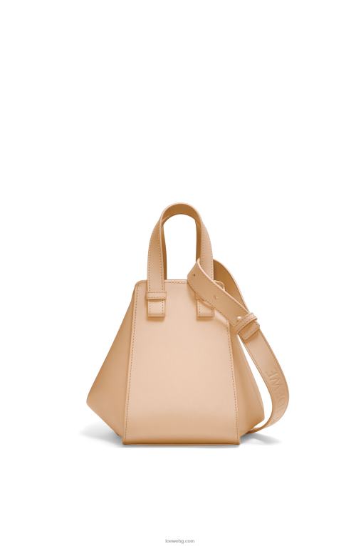 Loewe компактна чанта за хамак от сатенирана телешка кожа F84B8432 Жени голо