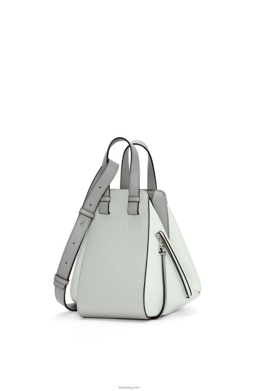 Loewe малка чанта за хамак от класическа телешка кожа F84B8433 Жени пепеляво сиво/светъл селадон