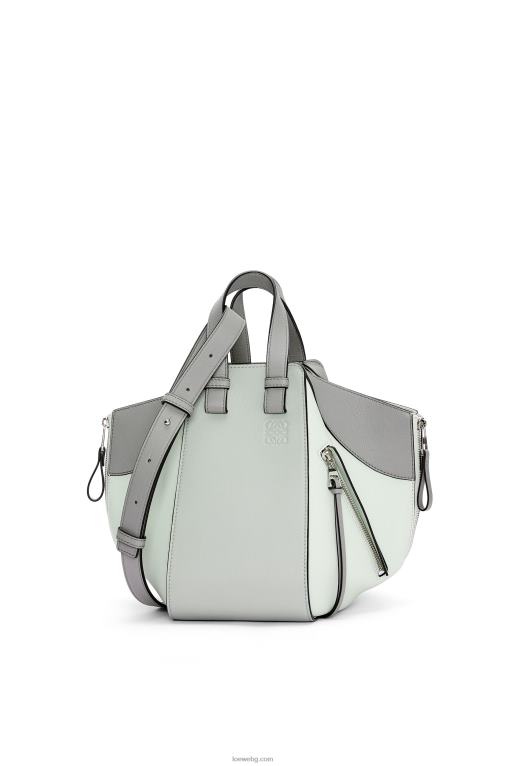 Loewe малка чанта за хамак от класическа телешка кожа F84B8433 Жени пепеляво сиво/светъл селадон