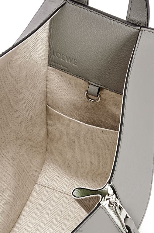 Loewe малка чанта за хамак от класическа телешка кожа F84B8433 Жени пепеляво сиво/светъл селадон