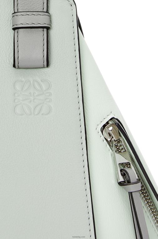Loewe малка чанта за хамак от класическа телешка кожа F84B8433 Жени пепеляво сиво/светъл селадон