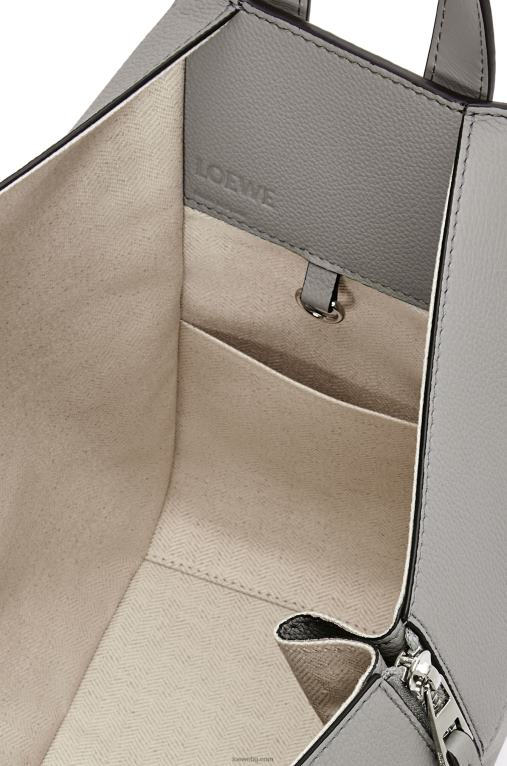 Loewe малка чанта за хамак от мека зърнеста телешка кожа F84B8434 Жени перлено сиво