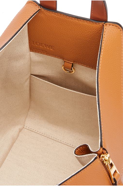 Loewe малка чанта за хамак от мека зърнеста телешка кожа F84B8439 Жени лек карамел