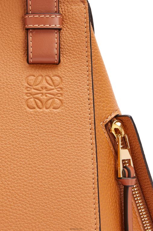 Loewe малка чанта за хамак от мека зърнеста телешка кожа F84B8439 Жени лек карамел