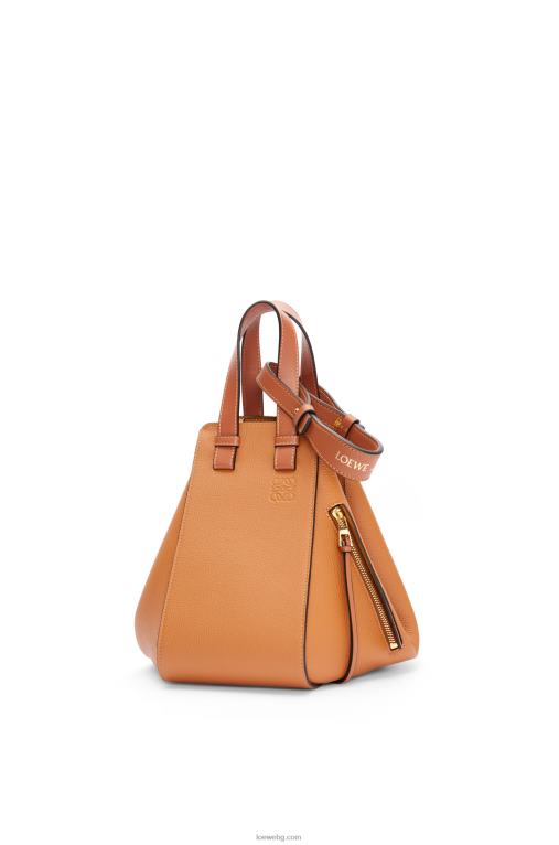 Loewe малка чанта за хамак от мека зърнеста телешка кожа F84B8439 Жени лек карамел