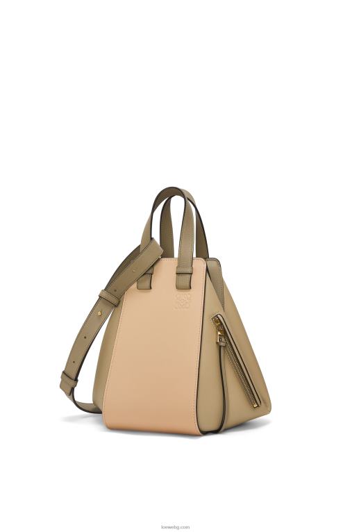 Loewe малка чанта за хамак от класическа телешка кожа F84B8440 Жени глина зелено/прашно бежово