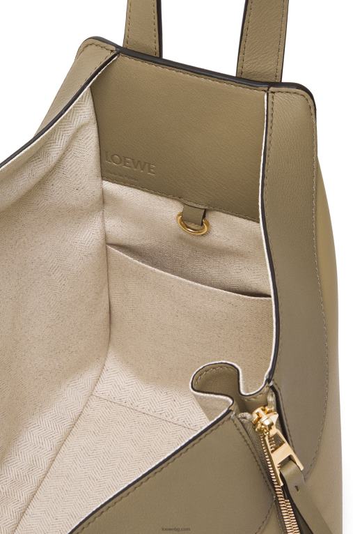 Loewe малка чанта за хамак от класическа телешка кожа F84B8440 Жени глина зелено/прашно бежово