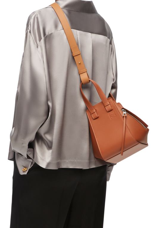 Loewe малка чанта за хамак от класическа телешка кожа F84B8469 Жени тен