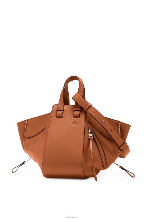 Loewe малка чанта за хамак от класическа телешка кожа F84B8469 Жени тен