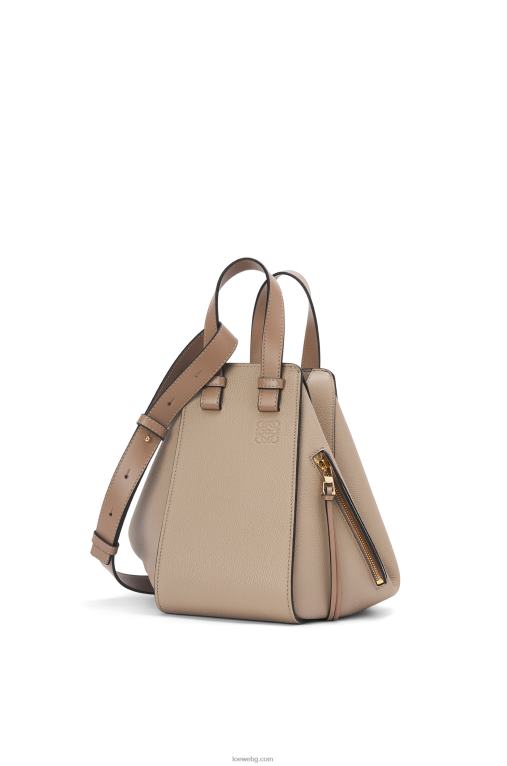 Loewe малка чанта за хамак от мека зърнеста телешка кожа F84B8477 Жени пясък