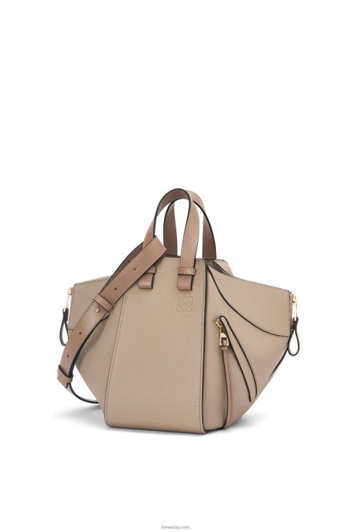 Loewe малка чанта за хамак от мека зърнеста телешка кожа F84B8477 Жени пясък