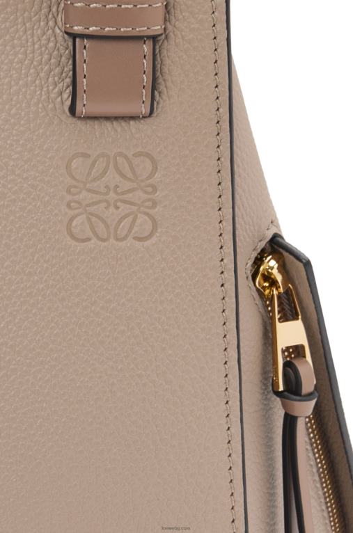Loewe малка чанта за хамак от мека зърнеста телешка кожа F84B8477 Жени пясък