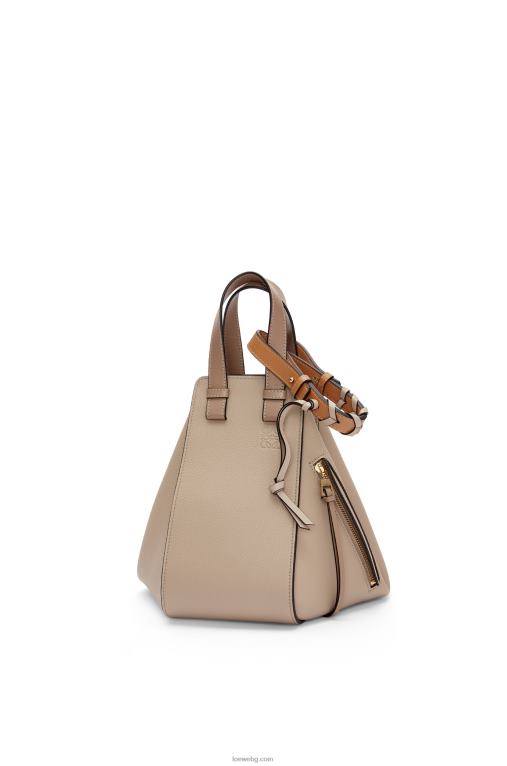 Loewe малка чанта за хамак от мека зърнеста телешка кожа F84B8477 Жени пясък