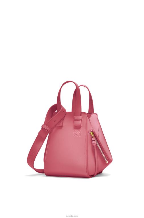 Loewe компактна чанта за хамак от сатенирана телешка кожа F84B8488 Жени роза
