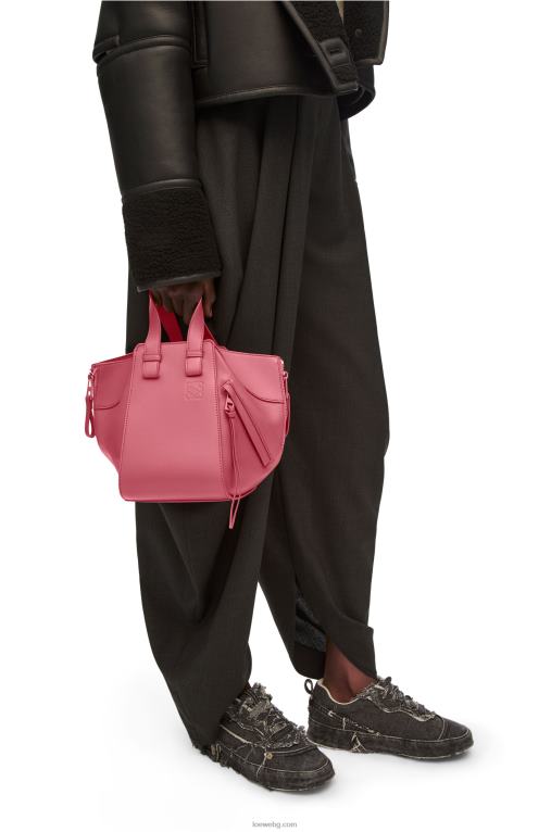Loewe компактна чанта за хамак от сатенирана телешка кожа F84B8488 Жени роза
