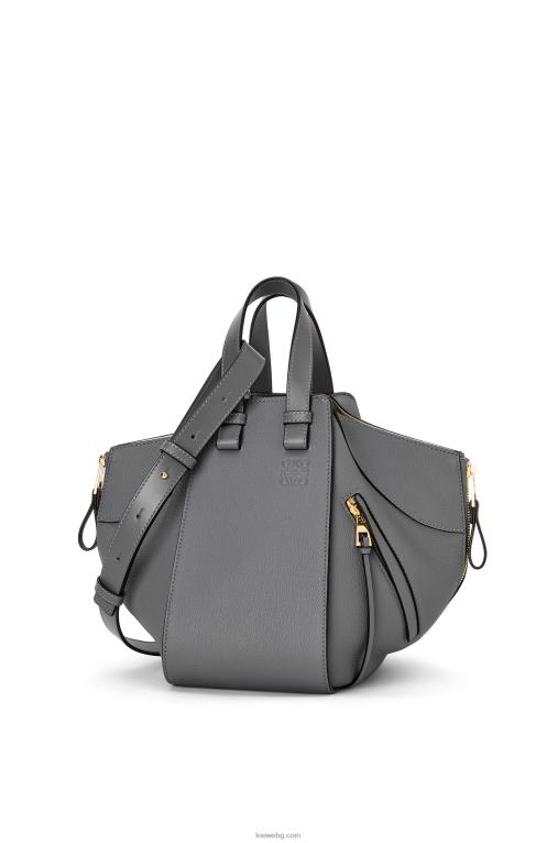 Loewe малка чанта за хамак от мека зърнеста телешка кожа F84B8502 Жени асфалтово сиво