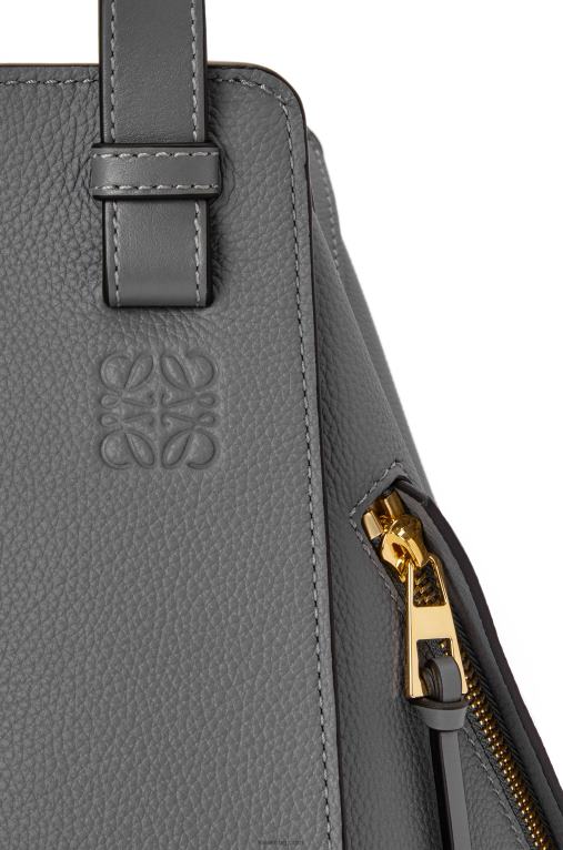 Loewe малка чанта за хамак от мека зърнеста телешка кожа F84B8502 Жени асфалтово сиво