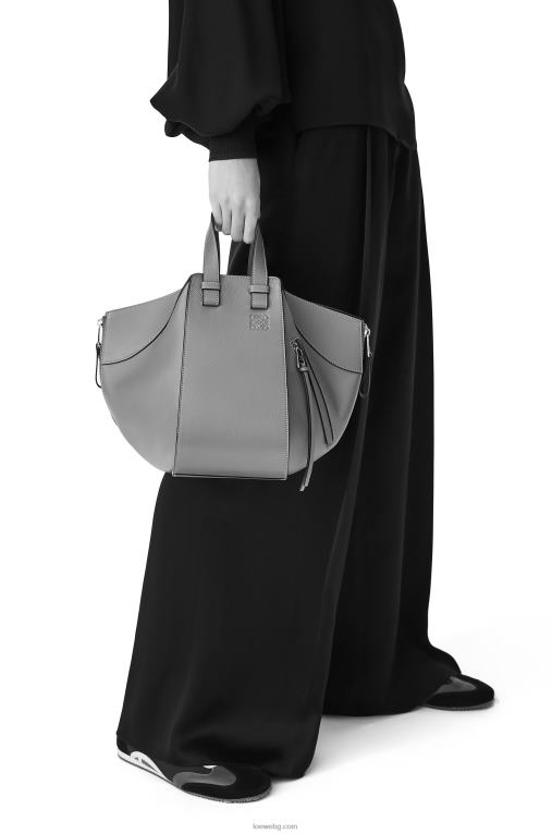 Loewe малка чанта за хамак от класическа телешка кожа F84B8525 Жени есенно зелено/светло овесено