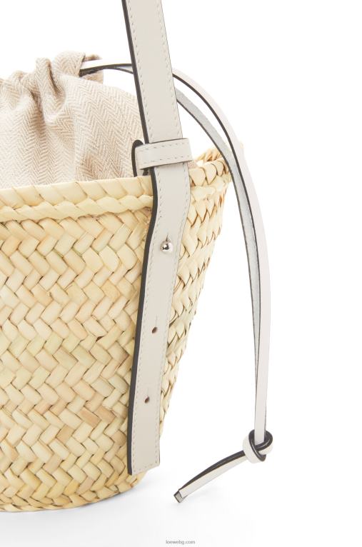 Loewe чанта тип кофа с шнур от палмови листа и телешка кожа F84B823 Жени естествен/бял
