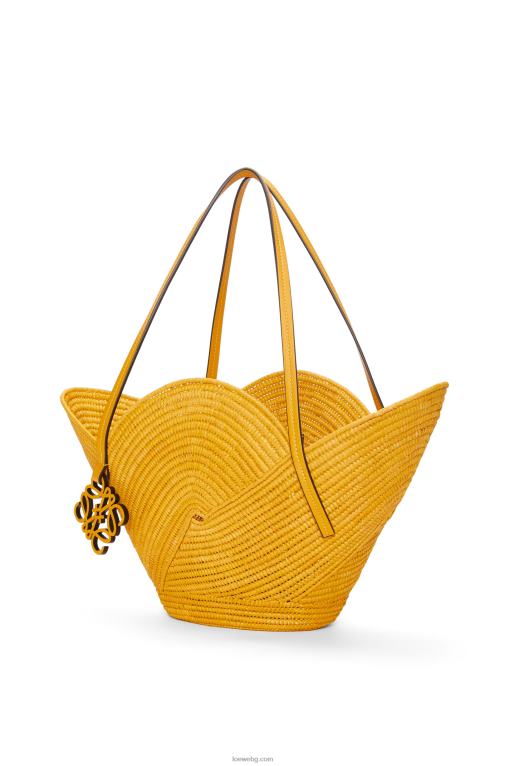 Loewe чанта с венчелистчета от рафия и телешка кожа F84B840 Жени охра