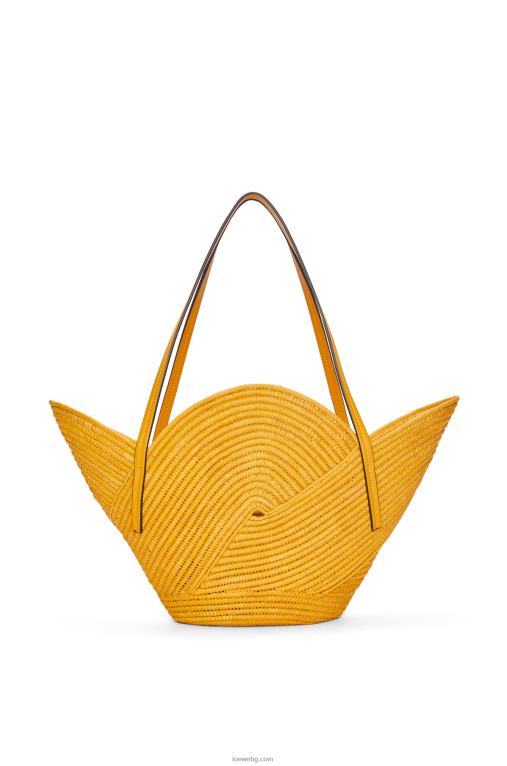 Loewe чанта с венчелистчета от рафия и телешка кожа F84B840 Жени охра