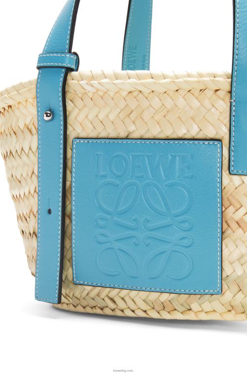 Loewe малка чанта кошница от палмови листа и телешка кожа F84B857 Жени светло синьо