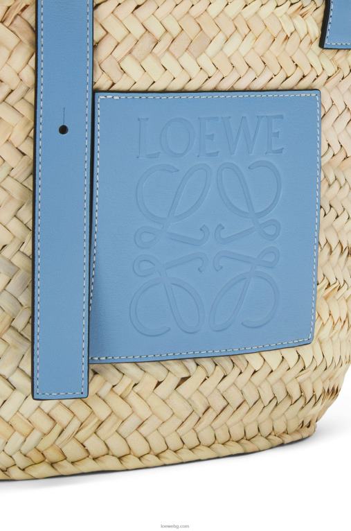 Loewe чанта кошница от палмови листа и телешка кожа F84B858 Жени светло синьо