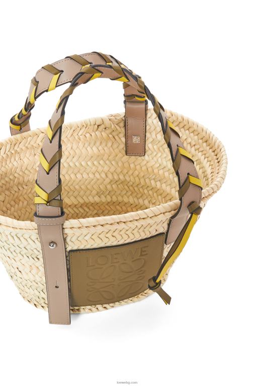 Loewe малка чанта кошница от палмови листа с плетена дръжка от телешка кожа F84B85 Жени маслина/пясък